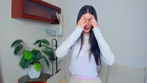 Snapshot of softlyy_bold chatting on 10.14.25 Alice online show from 10.14.25