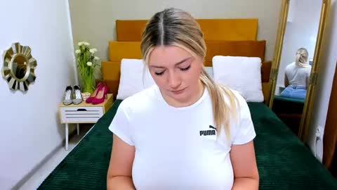 Snapshot of softpleasurex1 chatting on 02.15.25 Softpleasurex online show from 02.15.25