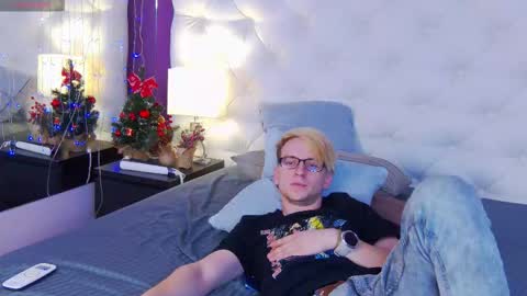 Snapshot of softvandal chatting on 12.02.25 softvandal online show from 12.02.25