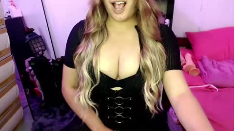 Snapshot of solacegoddess chatting on 05.03.26 SOLACE SOLANA online show from 05.03.26