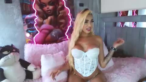 instagram    evalunavelez1. online show from 01.15.25