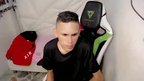 Snapshot of sombra_18 chatting on 05.18.26 ESTEBAN online show from 05.18.26