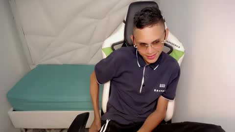 Snapshot of sombra_18 chatting on 05.23.26 ESTEBAN online show from 05.23.26