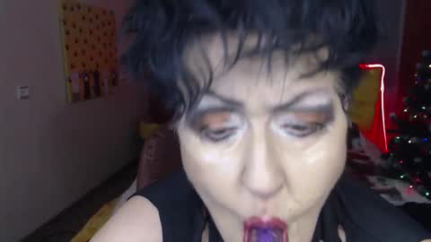 Snapshot of sondrariddle chatting on 11.28.25 sondrariddle online show from 11.28.25