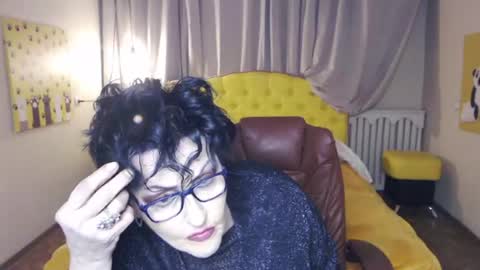 Snapshot of sondrariddle chatting on 04.19.26 sondrariddle online show from 04.19.26