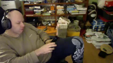 Snapshot of songoku81 chatting on 01.10.25 Tom online show from 01.10.25