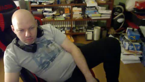 Snapshot of songoku81 chatting on 03.09.25 Tom online show from 03.09.25