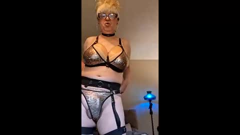 Snapshot of sonjastunning chatting on 06.08.26 Silicone Sonja. online show from 06.08.26