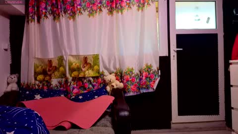 Snapshot of sonya_wet_ chatting on 05.18.26 Sonya online show from 05.18.26