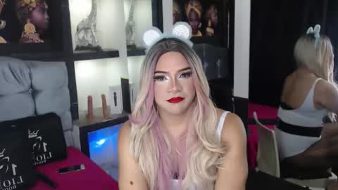 Snapshot of sophia_hott01 chatting on 11.18.25 sophia_hott01 online show from 11.18.25