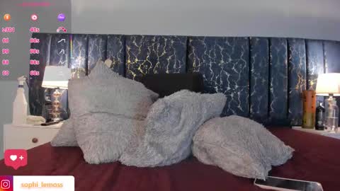 Snapshot of sophia_lemos chatting on 11.25.25 Sofia online show from 11.25.25