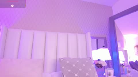 Snapshot of sophiasmiths_ chatting on 11.18.25 SophiaSmiths online show from 11.18.25