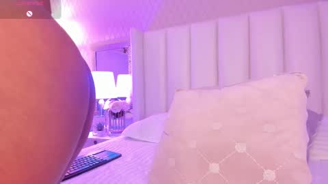 Snapshot of sophiasmiths_ chatting on 11.21.25 SophiaSmiths online show from 11.21.25