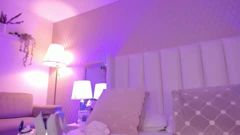 Snapshot of sophiasmiths_ chatting on 11.28.25 SophiaSmiths online show from 11.28.25