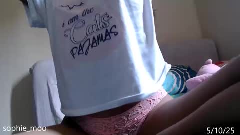 Snapshot of sophie_moo chatting on 10.05.25 Sophie online show from 10.05.25