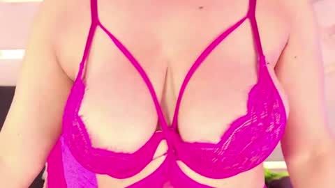Snapshot of sophie_newton chatting on 04.29.26 sophie_newton online show from 04.29.26