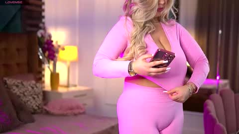 Snapshot of sophieboobsx chatting on 02.28.25 Sophie online show from 02.28.25