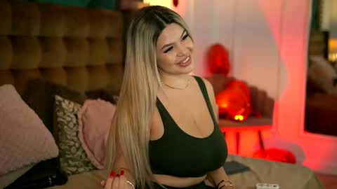 Snapshot of sophieboobsx chatting on 09.23.25 Sophie online show from 09.23.25