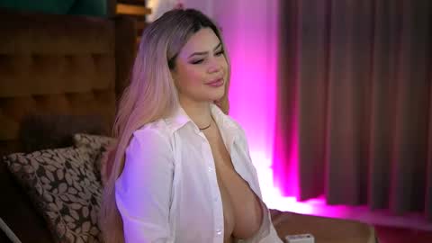 Snapshot of sophieboobsx chatting on 11.22.25 Sophie online show from 11.22.25