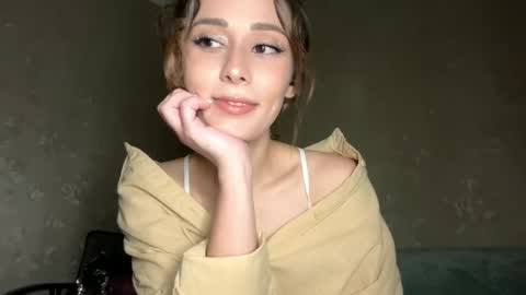 Snapshot of sophiedescoteaux chatting on 10.06.25 Mira online show from 10.06.25