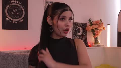 Snapshot of sophiee_art chatting on 10.24.25 Sophiee online show from 10.24.25