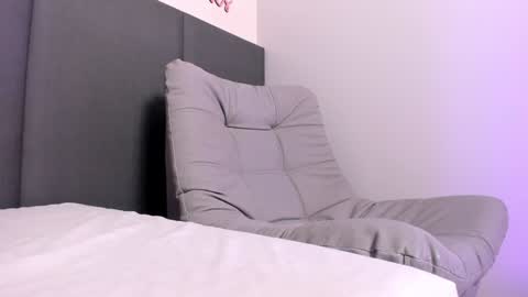 sophieharris__ online show from 02.08.25