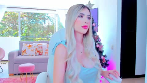 Snapshot of sophijonnes chatting on 12.28.24 YULITZA online show from 12.28.24