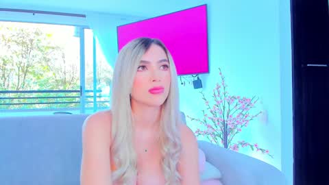 Snapshot of sophijonnes chatting on 01.15.25 YULITZA online show from 01.15.25