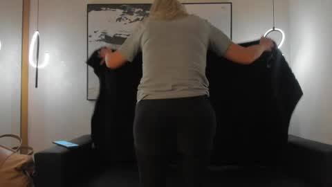 Snapshot of sophimariin chatting on 04.27.26 Sophi online show from 04.27.26
