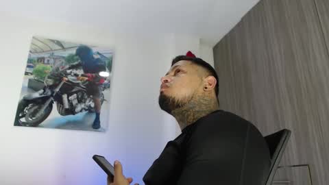 Snapshot of soy_apolo chatting on 11.04.25 soy_apolo online show from 11.04.25