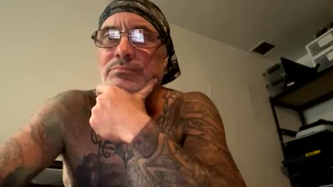 Snapshot of specter1972 chatting on 12.04.25 specter1972 online show from 12.04.25