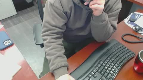 Snapshot of squirrelly82 chatting on 12.03.24 make me cum c2c talk to me online show from 12.03.24