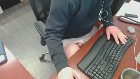 Snapshot of squirrelly82 chatting on 02.27.25 make me cum c2c talk to me online show from 02.27.25