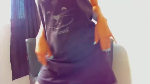 Snapshot of squirttati33 chatting on 02.19.25 Tati online show from 02.19.25