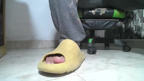 Snapshot of srfindomfeet_ chatting on 06.09.26 sr master cum its my old account online show from 06.09.26