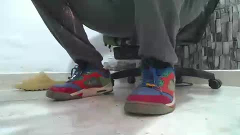 Snapshot of srfindomfeet_ chatting on 06.20.26 sr master cum its my old account online show from 06.20.26