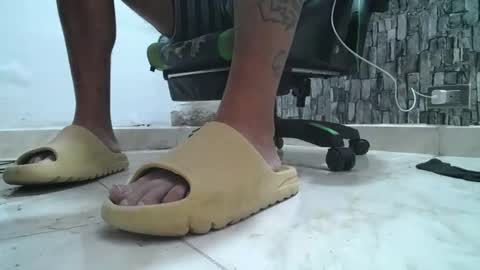 Snapshot of srfindomfeet_ chatting on 06.26.26 sr master cum its my old account online show from 06.26.26