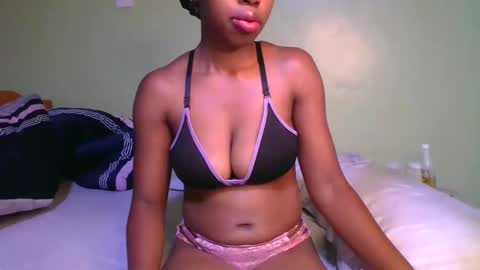 Snapshot of stacy_queenl chatting on 12.22.25 stacy_queenl online show from 12.22.25