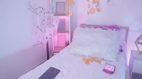 Snapshot of starwitch_ chatting on 10.21.25 Yoko online show from 10.21.25