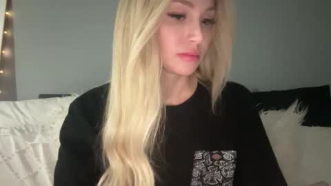 Snapshot of stellacummings chatting on 03.03.25 Stella Bella online show from 03.03.25