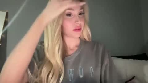 Snapshot of stellacummings chatting on 03.07.25 Stella Bella online show from 03.07.25