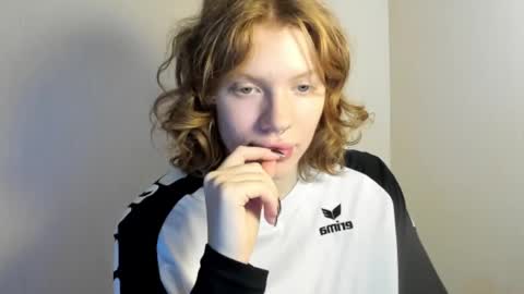 Snapshot of stellaswen chatting on 11.05.25 S T E L L A online show from 11.05.25