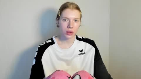 Snapshot of stellaswen chatting on 11.06.25 S T E L L A online show from 11.06.25