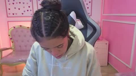 Snapshot of stephania_t chatting on 09.20.25 Stephania online show from 09.20.25