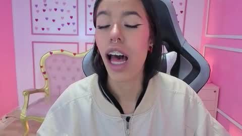 Snapshot of stephania_t chatting on 10.02.25 Stephania online show from 10.02.25