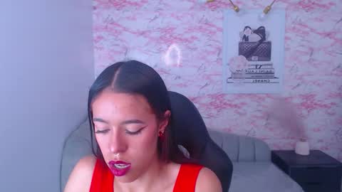 Snapshot of stephania_t chatting on 10.04.25 Stephania online show from 10.04.25