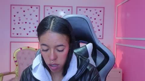 Snapshot of stephania_t chatting on 10.15.25 Stephania online show from 10.15.25