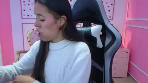 Snapshot of stephania_t chatting on 10.21.25 Stephania online show from 10.21.25