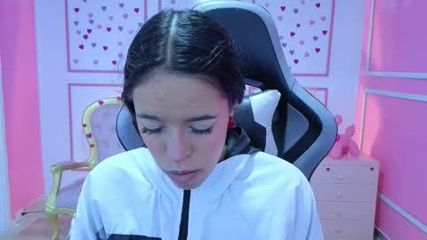 Snapshot of stephania_t chatting on 11.05.25 Stephania online show from 11.05.25