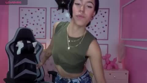 Snapshot of stephania_t chatting on 12.03.25 Stephania online show from 12.03.25